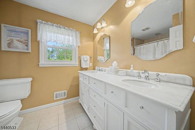 22 Spy Ln, Readington Twp., NJ 08822