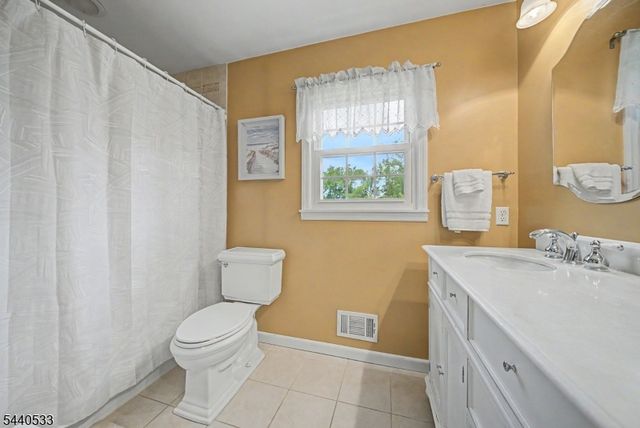 22 Spy Ln, Readington Twp., NJ 08822