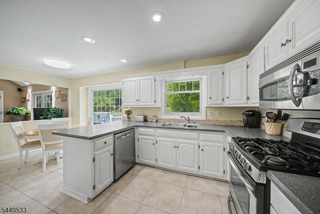 22 Spy Ln, Readington Twp., NJ 08822