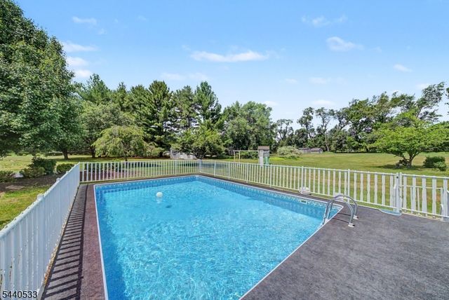 22 Spy Ln, Readington Twp., NJ 08822