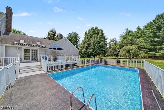 22 Spy Ln, Readington Twp., NJ 08822