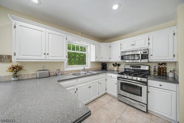 22 Spy Ln, Readington Twp., NJ 08822