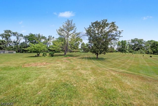22 Spy Ln, Readington Twp., NJ 08822