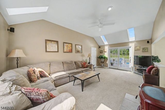22 Spy Ln, Readington Twp., NJ 08822
