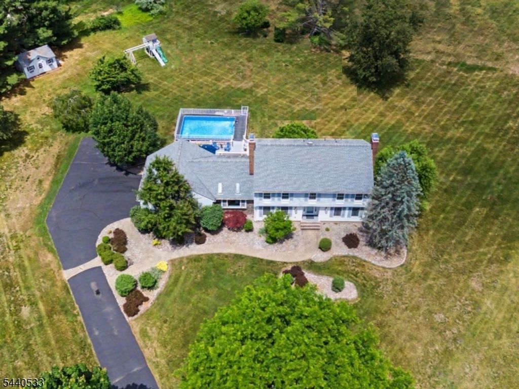 22 Spy Ln, Readington Twp., NJ 08822