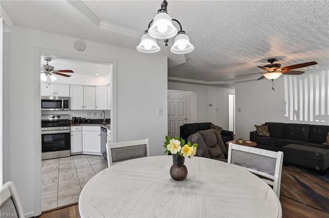 708 Inlet Quay Apt B, Chesapeake, VA 23320