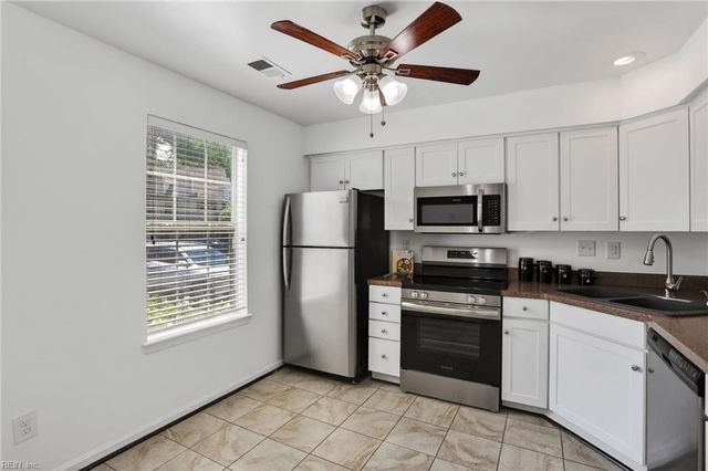 708 Inlet Quay Apt B, Chesapeake, VA 23320