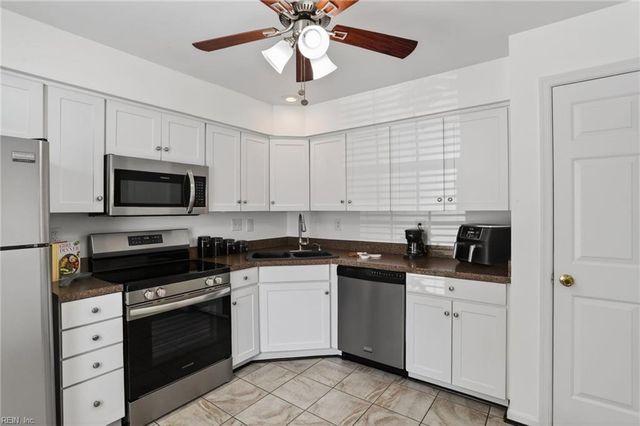 708 Inlet Quay Apt B, Chesapeake, VA 23320