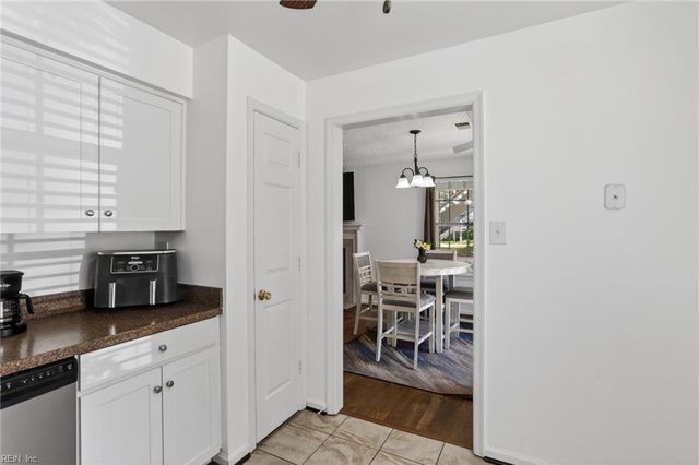 708 Inlet Quay Apt B, Chesapeake, VA 23320