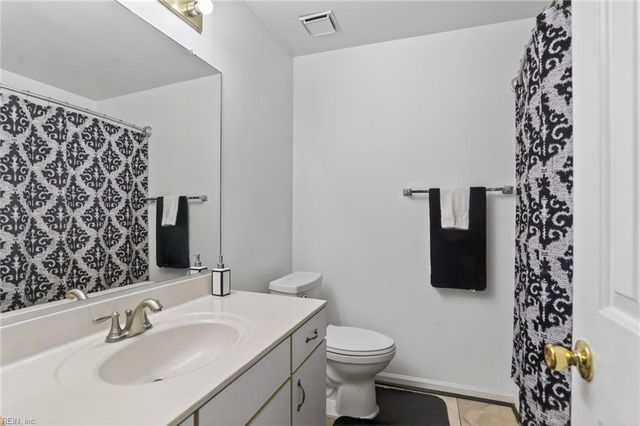 708 Inlet Quay Apt B, Chesapeake, VA 23320