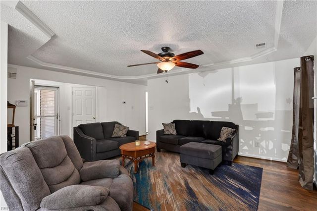 708 Inlet Quay Apt B, Chesapeake, VA 23320