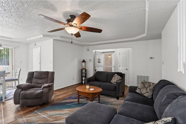 708 Inlet Quay Apt B, Chesapeake, VA 23320