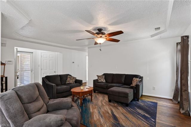 708 Inlet Quay Apt B, Chesapeake, VA 23320