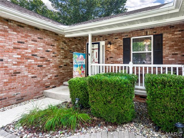 415 High Point Dr, Edwardsville, IL 62025