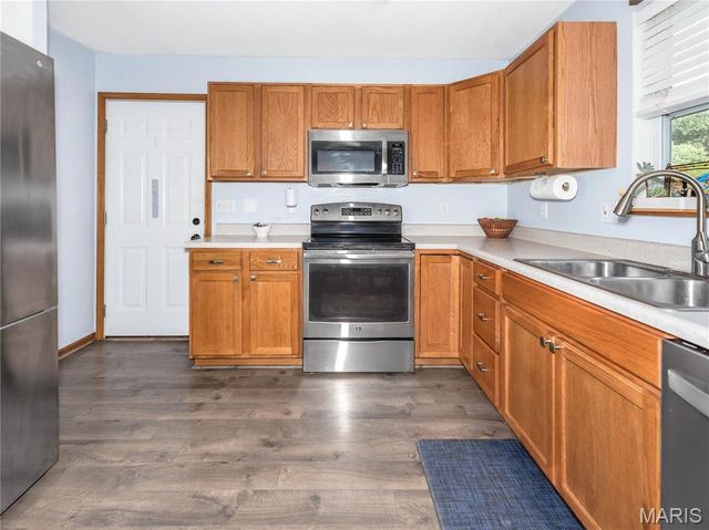 415 High Point Dr, Edwardsville, IL 62025