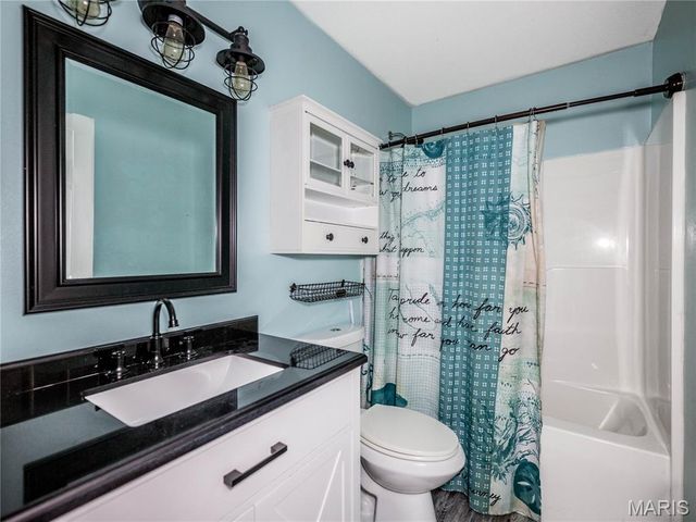 415 High Point Dr, Edwardsville, IL 62025