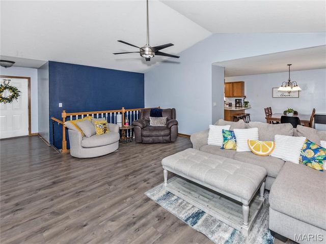 415 High Point Dr, Edwardsville, IL 62025