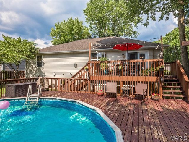 415 High Point Dr, Edwardsville, IL 62025
