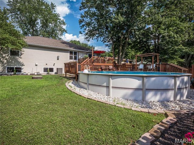 415 High Point Dr, Edwardsville, IL 62025
