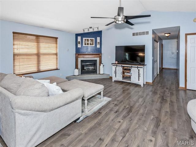 415 High Point Dr, Edwardsville, IL 62025