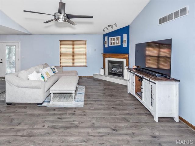 415 High Point Dr, Edwardsville, IL 62025