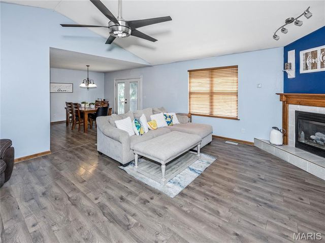 415 High Point Dr, Edwardsville, IL 62025