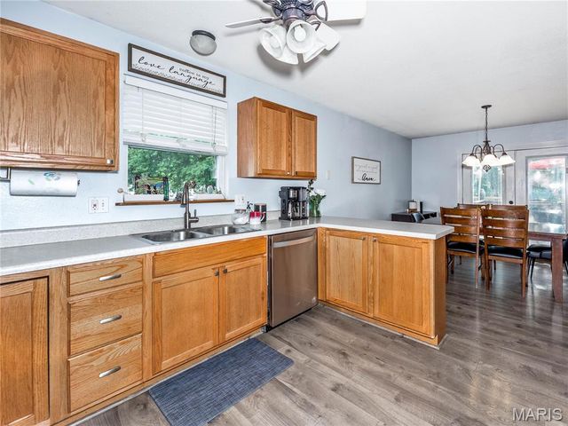 415 High Point Dr, Edwardsville, IL 62025