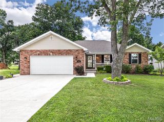 415 High Point Dr, Edwardsville, IL 62025