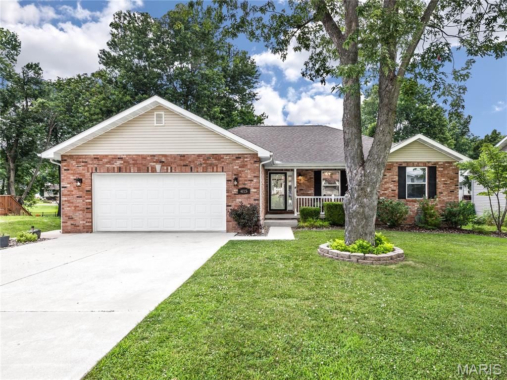 415 High Point Dr, Edwardsville, IL 62025