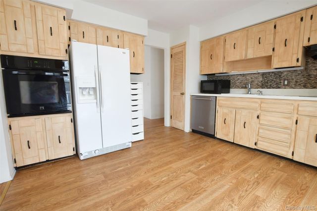 205 Connetquot Road, Oakdale, NY 11769