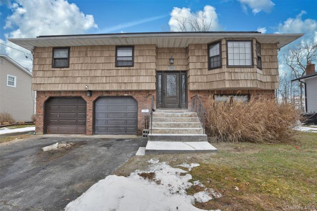 205 Connetquot Road, Oakdale, NY 11769