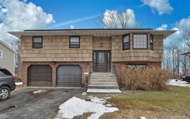 205 Connetquot Road, Oakdale, NY 11769