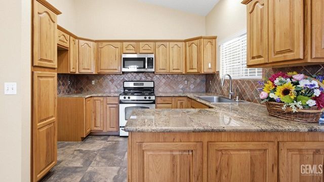 5005 Shadow Branch Street, Bakersfield, CA 93313