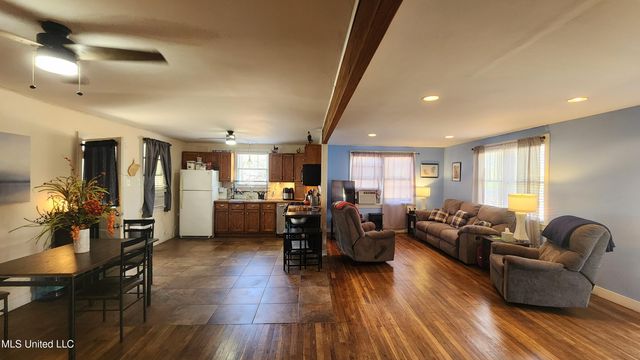 8 Lofton Lane, Natchez, MS 39120