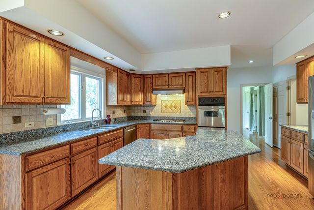 5420 Belmont Court, Libertyville, IL 60048