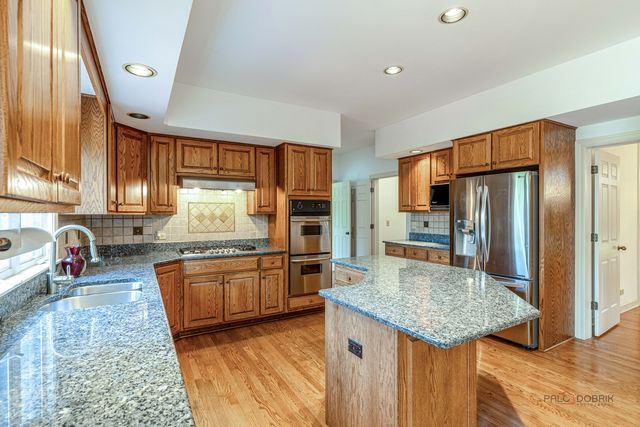 5420 Belmont Court, Libertyville, IL 60048