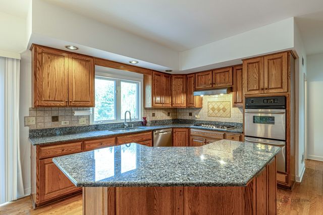 5420 Belmont Court, Libertyville, IL 60048