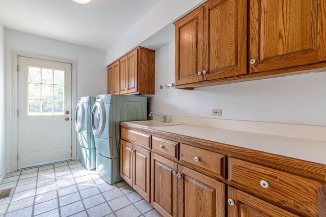 5420 Belmont Court, Libertyville, IL 60048