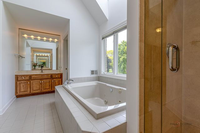 5420 Belmont Court, Libertyville, IL 60048