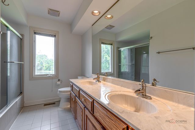 5420 Belmont Court, Libertyville, IL 60048