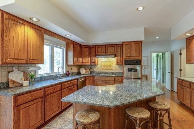 5420 Belmont Court, Libertyville, IL 60048