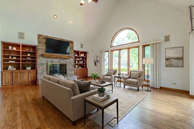 5420 Belmont Court, Libertyville, IL 60048