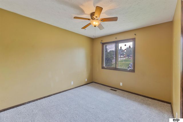 8304 S 49th Avenue, Omaha, NE 68157