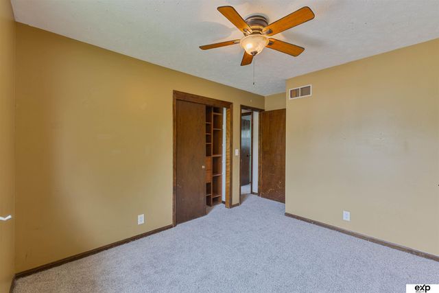 8304 S 49th Avenue, Omaha, NE 68157