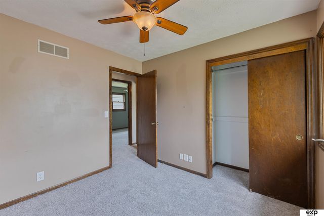 8304 S 49th Avenue, Omaha, NE 68157