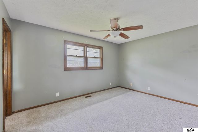 8304 S 49th Avenue, Omaha, NE 68157
