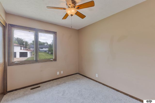 8304 S 49th Avenue, Omaha, NE 68157