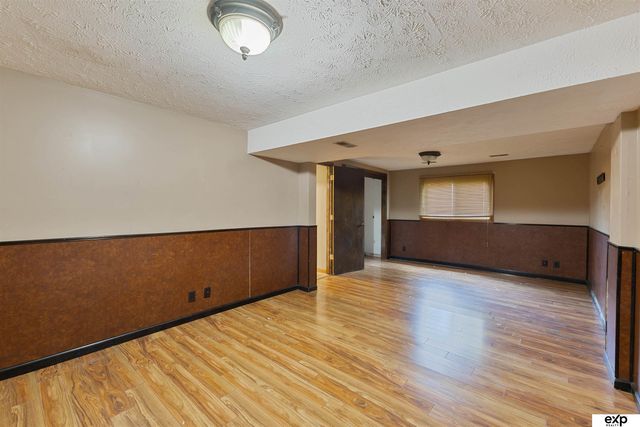 8304 S 49th Avenue, Omaha, NE 68157