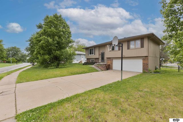 8304 S 49th Avenue, Omaha, NE 68157