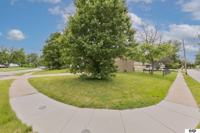 8304 S 49th Avenue, Omaha, NE 68157